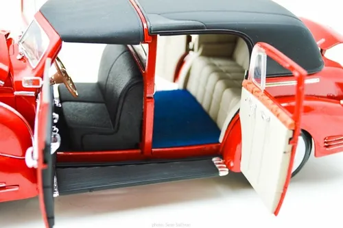 Signature Models 1:18 Cadillac V16 Fleetwood Year 1938 red