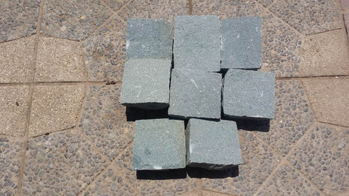 Imagen 3 de 6 de Adoquines Gris De Piedra Natural