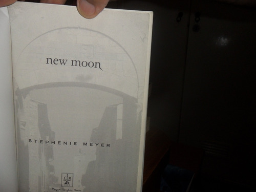 Imagem 2 de 5 de Livro New Moon Stephenie Meyer - Livro Em Inglês