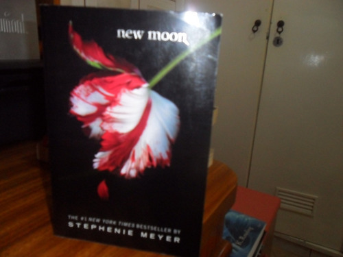 Imagem 1 de 5 de Livro New Moon Stephenie Meyer - Livro Em Inglês