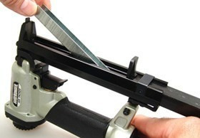 Imagen 3 de 4 de Engrapadora Neumatica Para Tapiceria (150 Verdes)