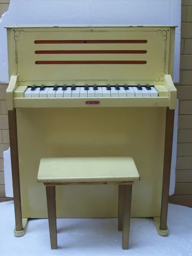 Antigo brinquedo da ESTRELA ESCOLA MUSICAL. Piano em fo