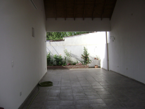 Imagen 4 de 6 de Chalet De Categoria Gas Cloacas Garage Techado Calle 68 N499