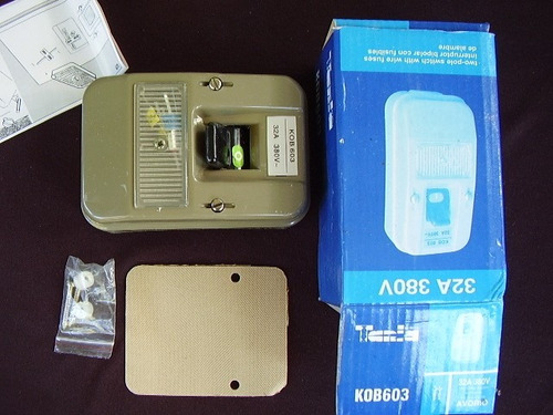 Ticino Kob-603 Interruptor Superficial Con Fusibles Gris