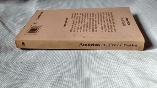 Imagen 2 de 4 de America - Franz Kafka Editorial Fontana Clasicos Universales