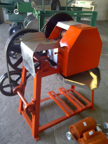 Imagen 1 de 4 de Trapiche Para Caña Con Motor De 13 Hp A Gasolina