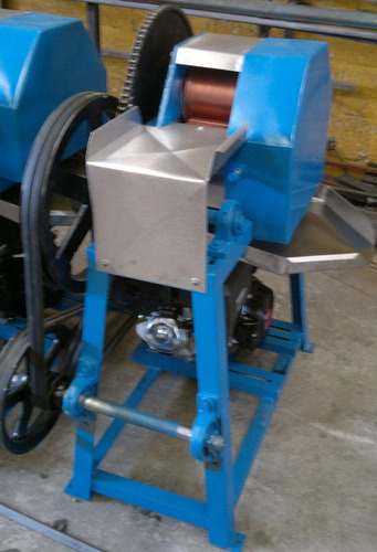 Imagen 2 de 4 de Trapiche Para Caña Con Motor De 13 Hp A Gasolina