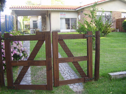 Dueña Alquila Casa En Atlántida.  Barrio Jardín. Totalmente Cercada. Tres Dormitorios, 2 Baños, Living, Cocina Y Parrillero Techado Con Heladera Con Freezer. Toda Equipada.