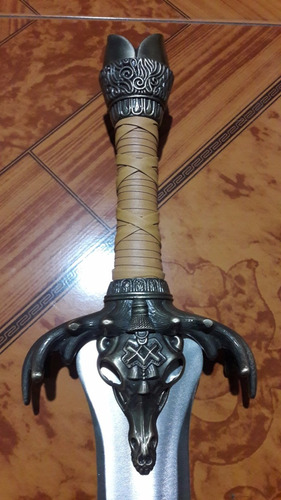 Espada Del Padre De Conan Con Grabado Y Base Unica En Ml