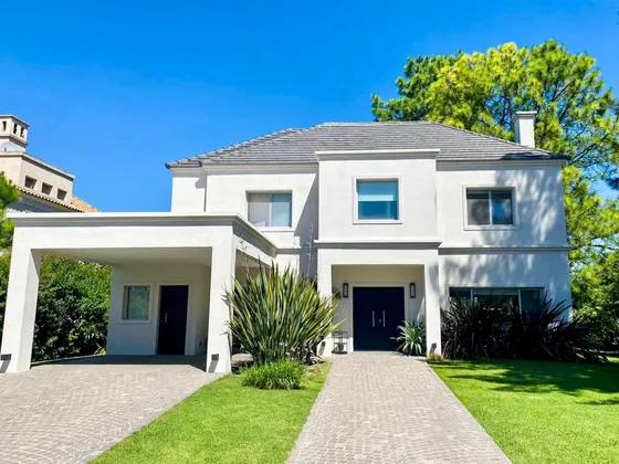Imponente Propiedad En Venta, En Saint Thomas Este, Canning