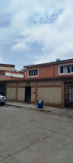 En Venta: Quinta Bifamiliar | Vista Alegre Precio: $295.000 Terreno: 508 M2 | Construcción: 760 M2 Distribución: P. Alta (360 M2): 3 Hab / 3 Baños / 2 Medios Baños. P. Baja (2 Anexos): Anexo 1 (2 O7q