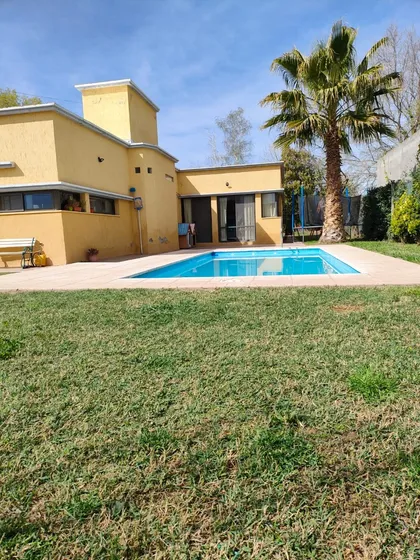 Chacras De Coria, Hermosa Y Cálida Casa En Barrio Las Catalpas.