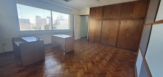 Alquiler De Oficina En Centro  Amoblada Con Posibilidad De Cochera