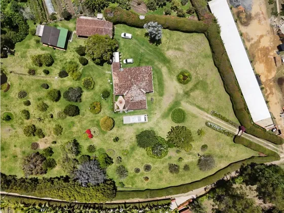 Venta Lote De 19.600 M² En La Ceja Con 3 Viviendas, Sector Chaparral