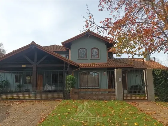 Casa En Venta De 5 Dorm. En Los Angeles
