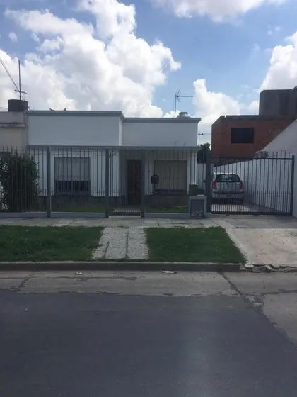Casa En Venta - 2 Dormitorios 1 Baño - Cochera - 217mts2 - Morón