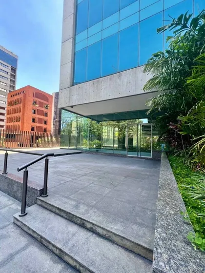 En Venta. Local Comercial En Pb De La Más Moderna Torre De Caracas, El Rosal