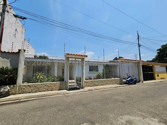 Casa En Venta Urb Las Amazonas, Santa Rita 25-6953 Hc