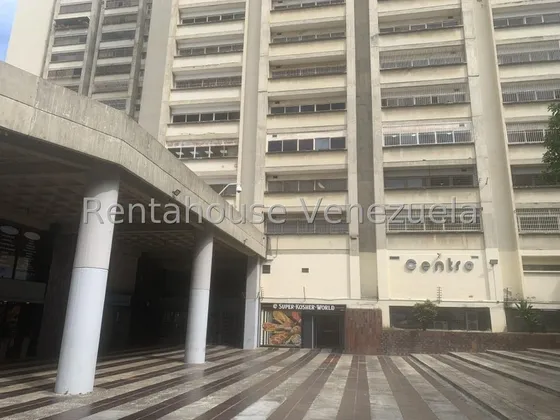 Vendo  Espaciosa E Iluminada Oficina En Los Dos Caminos !!!  Con Sistema De Huellas Para Entrar O Salir De La Oficina,  Vigilancia Privada Y Elevador De Carga. Negociable !!!