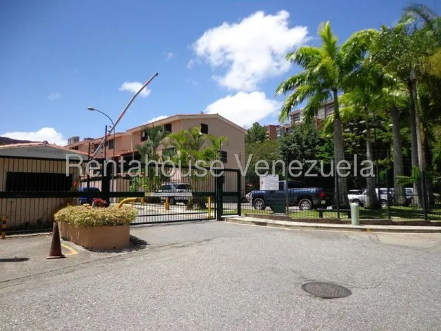La Bonita !! En Alquiler Acogedor Apartamento Duplex Ubicado En Piso 1, Totalmente Amoblado Y Equipado, 3 Hab., 2 Baños, 2 Pe. Calle Cerrada Con Vigilancia 24/7. Excelente Ubicación !! 