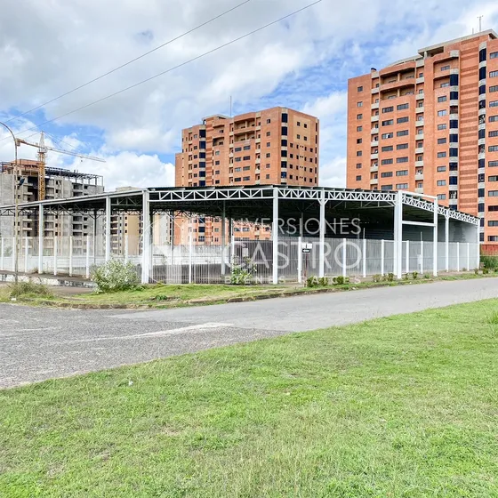 En Alquiler: Amplio Terreno De 2.600m2, Con Un Galpón Techado De 1.200m2, Ubicado En Plena Av. Guayana, Parcelamiento Comercial Y Residencial Los Samanes, Frente Al C.c. Orinokia Mall. Alta Vista Pzo