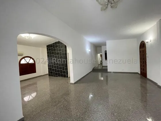 Casa En Alquiler Urb Palmarito Maracay Moderna Y Segura Kg:25-20763