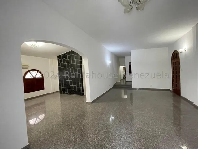 Casa En Alquiler Urb Palmarito Maracay Moderna Y Segura Kg:25-20763