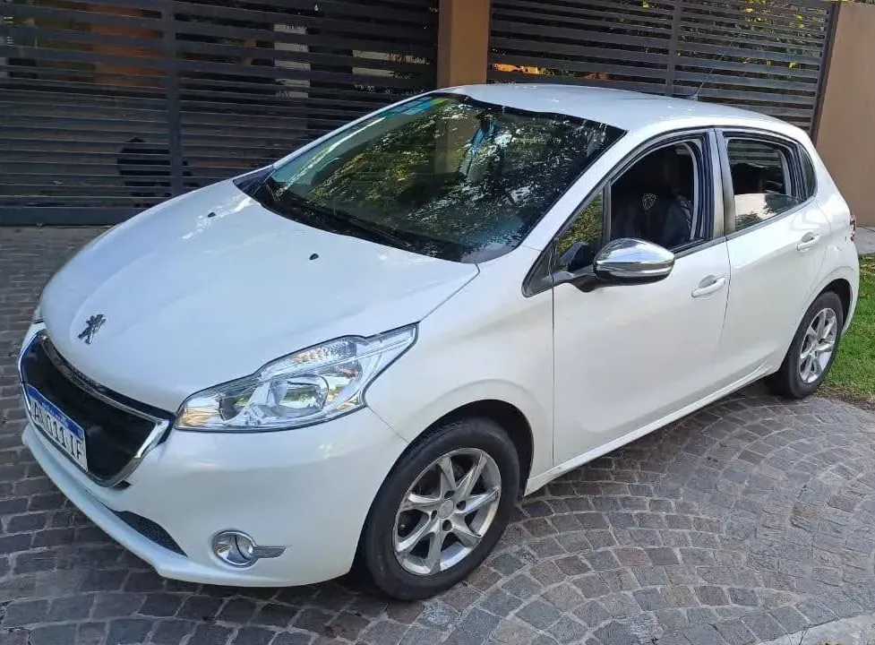 Peugeot 208 1.5 Allure con pantalla táctil