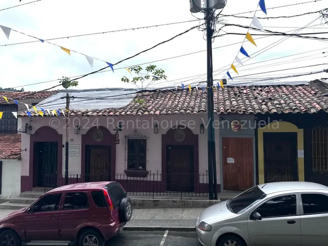 El Hatillo !! A Pie De Calle Local Comercial Remodelado, 200 M2, 2 Baños, Mobiliario Y Equipos Se Pueden Negociar Por Separado. Planta Eléctrica, Pozo Y A/a. Extraordinaria Ubicación !!