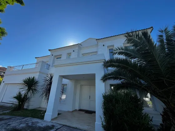 Casa En Alquiler En Barrio Privado El Centauro  6 Ambientes Amoblada Y Equipada