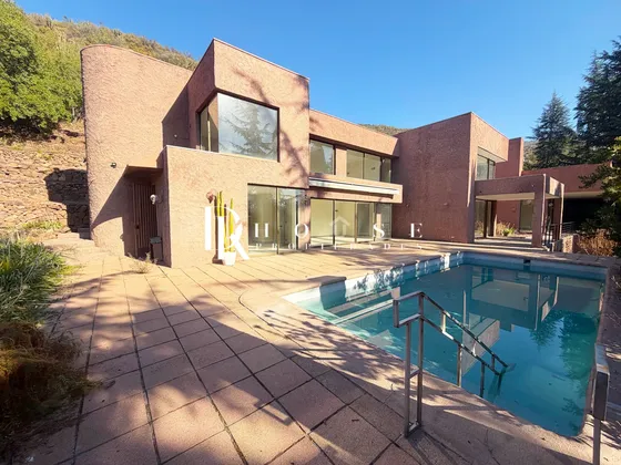 Excelente Casa Mediterránea Con Hermosa Vista