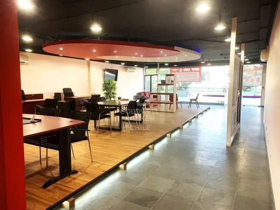Impecable Local Comercial En Av. Las Condes