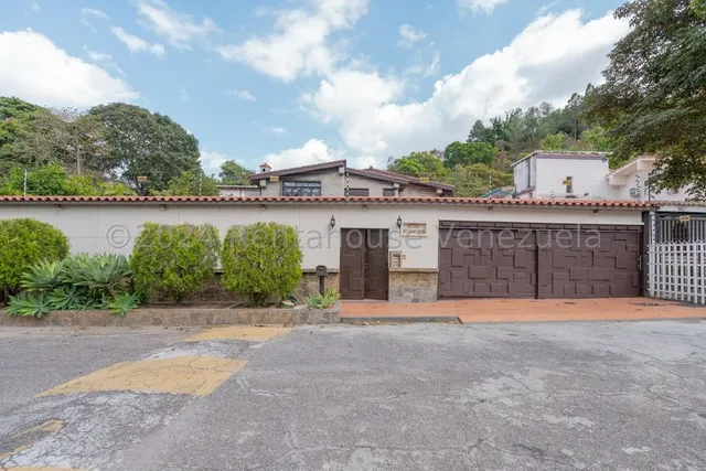 Venta Bella Casa Amoblada  En Prados Del Este.#25-13711 Np