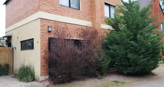 Casa En Venta - 5 Dormitorios 3 Baños - Cocheras - 340mts2 - Canning