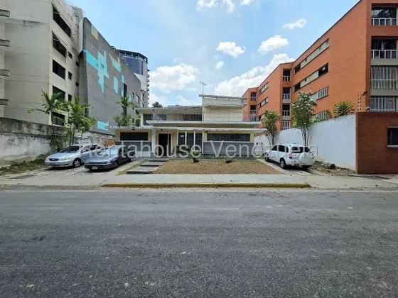 Casa Para Remodelar O Terreno En Venta Ideal Para Desarrollar Proyecto Residencial, En Los Naranjos De Las Mercedes Mls #26-12658 Bm