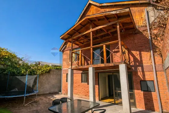 Casa De Dos Pisos 236 M2 /ñuñoa