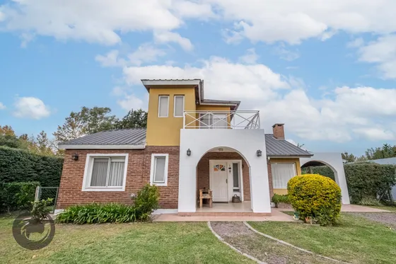 Casa En Barrio Privado Digna De Ver Luminosa, Pileta, Cocheras, 3dorm 5amb 2baños Toilette Lavadero