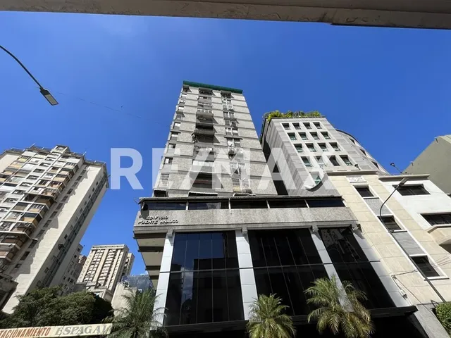 En Venta Apartamento  Urb. La Candelaria 335mts/3h+s/2b+s