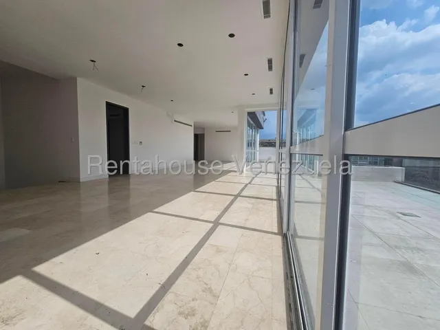 ¡¡majestuoso Pent-house Duplex Con Rooftop A Estrenar!! - Hermoso Ph Completamente Nuevo Para Servir Como Tu Nuevo Lienzo En Blanco - La Castellana - Luis Gomez - Mls #25-18085