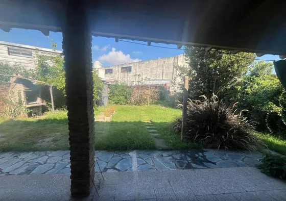 Casa En Venta - 3 Dormitorios 1 Baño - 327mts2 - Grand Bourg