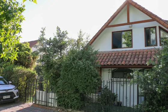 Casa Con Patio Y Piscina En Pasaje Cerrado