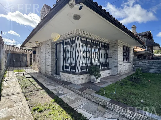 Venta De Casa 4 Ambientes Con Jardín Y Cochera En Don Bosco