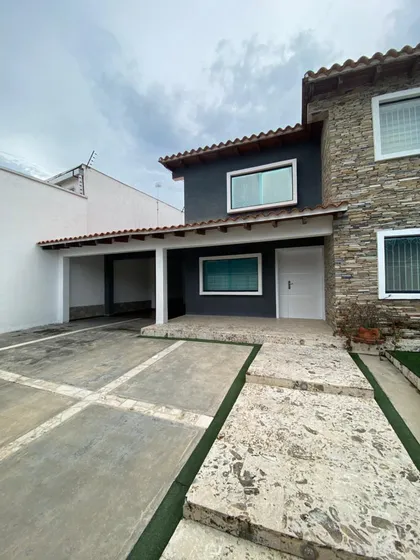 Se Vende Casa Remodelada Yequipada 