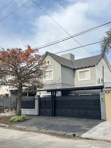 Chalet Como Nuevo, Totalmente Pintado En Excelente Ubicación A 300 Mts. De Santa Rosa Y Acceso Oeste