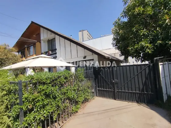 Casa En Venta De 3 D-1b A Pasos De Metro Mirador.