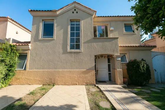 Hermosa Casa Con Luz Natural, Amplios Espacios, Conectividad