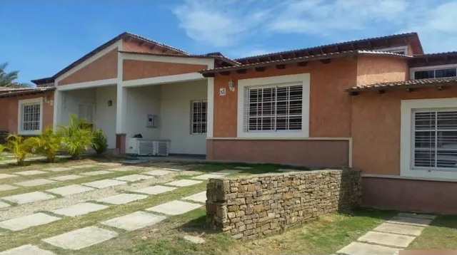 Alquier Fijo Casa, Patio, Porche, 2 H, Altos De Maneiro. 