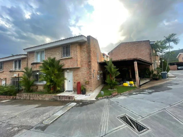 Annic Coronado Vende Townhouse En Los Aleros Guataparo Ref. 241055 
