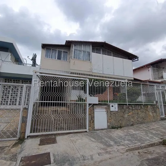 Ms: 25-23754 Vendemos Iluminada Fresca Y Amplia Casa En Colinas De Vista Alegre. Con Acceso Controlado. A=309m2, 4h, 6b, 2p.