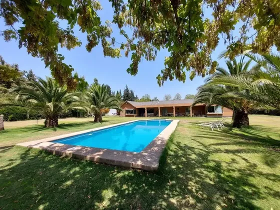 Casa Ubicada En Condominio Sector De Santa Rita, Pirque
